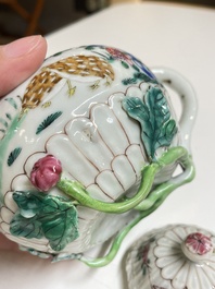 Drie Chinese famille rose theepotten met deksels, Yongzheng