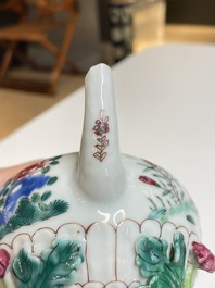 Drie Chinese famille rose theepotten met deksels, Yongzheng