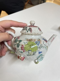 Drie Chinese famille rose theepotten met deksels, Yongzheng