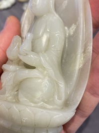 Guanyin sur tr&ocirc;ne de lotus en jade blanc sculpt&eacute;, Chine, Qing