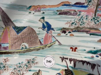 Plat en porcelaine de Chine famille rose &agrave; d&eacute;cor de p&ecirc;cheurs dans un sampan, Yongzheng/Qianlong