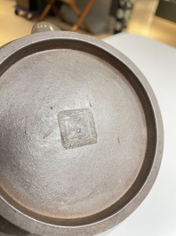 Drie Chinese gepolijste Yixing steengoed theepotten voor de Thaise markt, Gong Ju 貢局 merk, 19e eeuw
