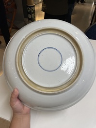 Plat en porcelaine de Chine famille verte &agrave; d&eacute;cor d'une sc&egrave;ne de boxe, probablement 19&egrave;me