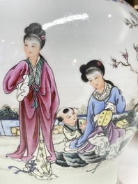 Twee Chinese famille rose vazen, Qianlong merk, Republiek