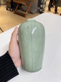 Cinq vases en porcelaine de Chine en c&eacute;ladon monochrome, Qing