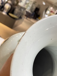Paire de vases en porcelaine de Chine famille rose &agrave; d&eacute;cor des 'Sanxing', 19&egrave;me