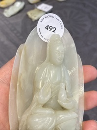 Guanyin sur tr&ocirc;ne de lotus en jade blanc sculpt&eacute;, Chine, Qing