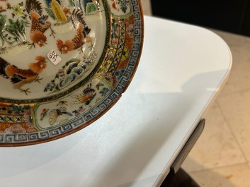 Een grote Chinese blauw-witte kom met lotusslingers en drie diverse famille rose borden, 19/20e eeuw