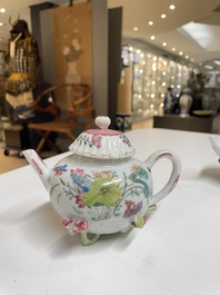 Drie Chinese famille rose theepotten met deksels, Yongzheng