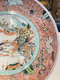 Een grote Chinese famille verte schotel met strijders te paard, Kangxi merk, 19e eeuw