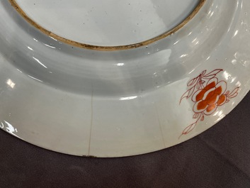 Een grote Chinese famille rose schotel, Yongzheng