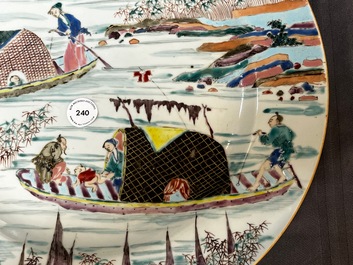 Plat en porcelaine de Chine famille rose &agrave; d&eacute;cor de p&ecirc;cheurs dans un sampan, Yongzheng/Qianlong
