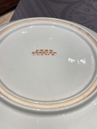 Een Chinese famille rose schotel met twee vlinders, Jingdezhen 景德鎮 merk, gedateerd 1955
