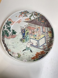 Plat en porcelaine de Chine famille verte &agrave; d&eacute;cor d'une sc&egrave;ne de boxe, probablement 19&egrave;me