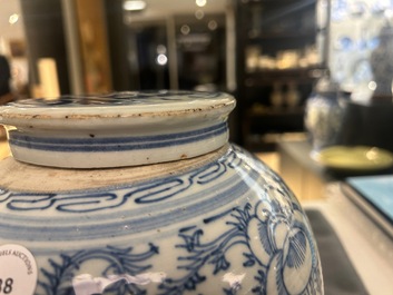 Une paire de coupes en porcelaine de Chine famille rose et un pot couvert pour le march&eacute; Straits ou Peranakan, 19&egrave;me