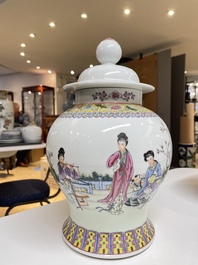 Twee Chinese famille rose vazen, Qianlong merk, Republiek