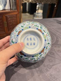 Een Chinese doucai kom met floraal decor, Yongzheng merk, 19/20e eeuw
