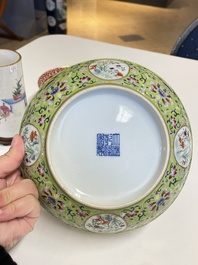 A Chinese famille rose brush pot, two plates and two bowls, 19/20th C.