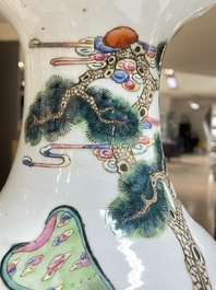 Paire de vases en porcelaine de Chine famille rose &agrave; d&eacute;cor des 'Sanxing', 19&egrave;me