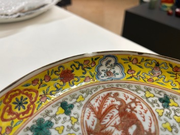 Een grote Chinese blauw-witte kom met lotusslingers en drie diverse famille rose borden, 19/20e eeuw