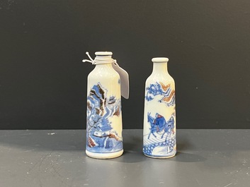 Twee Chinese blauw-witte en koperrode snuifflessen, 19e eeuw