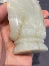 Guanyin sur tr&ocirc;ne de lotus en jade blanc sculpt&eacute;, Chine, Qing
