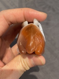 Een Chinese agaten sculptuur van een konijn, Qing