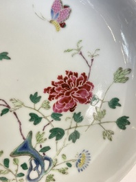 A Chinese famille rose brush pot, two plates and two bowls, 19/20th C.