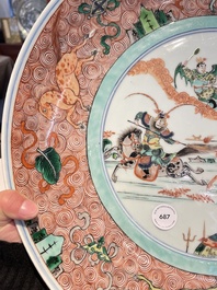 Een grote Chinese famille verte schotel met strijders te paard, Kangxi merk, 19e eeuw