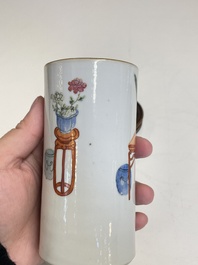A Chinese famille rose brush pot, two plates and two bowls, 19/20th C.