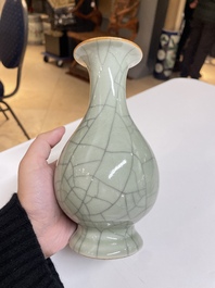 Cinq vases en porcelaine de Chine en c&eacute;ladon monochrome, Qing