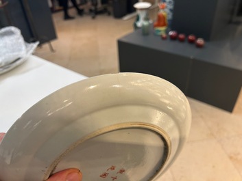 Een grote Chinese blauw-witte kom met lotusslingers en drie diverse famille rose borden, 19/20e eeuw
