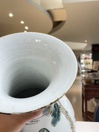 Paire de vases en porcelaine de Chine famille rose &agrave; d&eacute;cor des 'Sanxing', 19&egrave;me