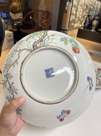 Paire de plats en porcelaine de Chine famille rose &agrave; d&eacute;cor de pies et de prunus, marque de Qianlong, R&eacute;publique