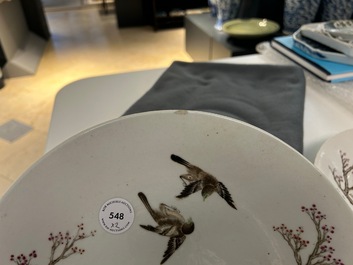 Paire de plats en porcelaine de Chine famille rose &agrave; d&eacute;cor de pies et de prunus, marque de Qianlong, R&eacute;publique