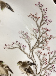 Paire de plats en porcelaine de Chine famille rose &agrave; d&eacute;cor de pies et de prunus, marque de Qianlong, R&eacute;publique