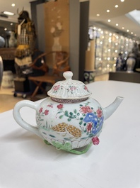 Drie Chinese famille rose theepotten met deksels, Yongzheng