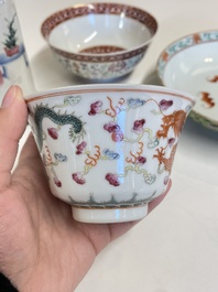 A Chinese famille rose brush pot, two plates and two bowls, 19/20th C.