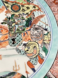 Een grote Chinese famille verte schotel met strijders te paard, Kangxi merk, 19e eeuw