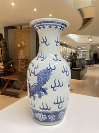 Een paar Chinese blauw-witte vazen met boeddhistische leeuwen, 19e eeuw