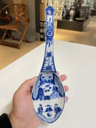 Een diverse collectie blauw-wit Chinees porselein, 19/20e eeuw