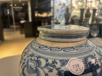 Une paire de coupes en porcelaine de Chine famille rose et un pot couvert pour le march&eacute; Straits ou Peranakan, 19&egrave;me