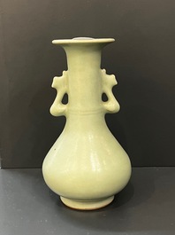 Vase de type 'kinuta' en porcelaine de Chine c&eacute;ladon de Longquan, Yuan/Ming
