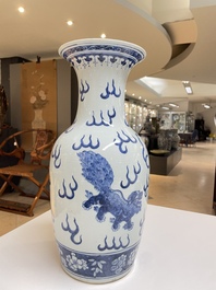 Een paar Chinese blauw-witte vazen met boeddhistische leeuwen, 19e eeuw