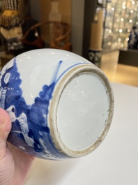 Een diverse collectie blauw-wit Chinees porselein, 19/20e eeuw