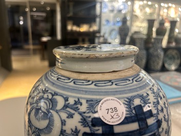 Une paire de coupes en porcelaine de Chine famille rose et un pot couvert pour le march&eacute; Straits ou Peranakan, 19&egrave;me