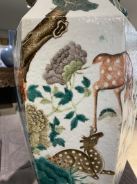 Vase de forme hexagonale en porcelaine de Chine famille verte &agrave; d&eacute;cor de lions bouddhistes et de daims, 19&egrave;me