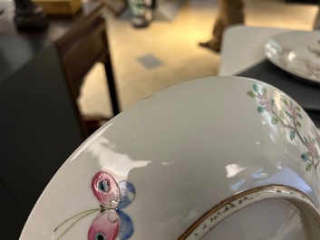 Paire de plats en porcelaine de Chine famille rose &agrave; d&eacute;cor de pies et de prunus, marque de Qianlong, R&eacute;publique