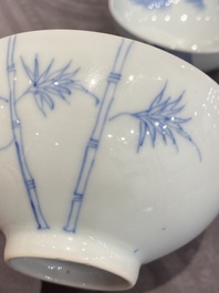 Paire de bols en porcelaine de Chine en bleu et blanc &agrave; d&eacute;cor de ph&eacute;nix, marque et &eacute;poque de Yongzheng