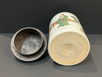 Een Chinese famille verte penselenbeker met gegraveerd metalen deksel, 'bitong', Kangxi